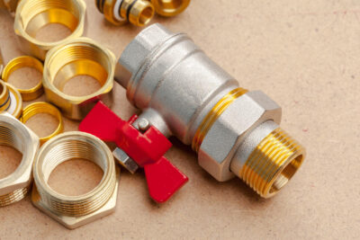 The choice between brass ferrules and HDPE fittings depends on the project.